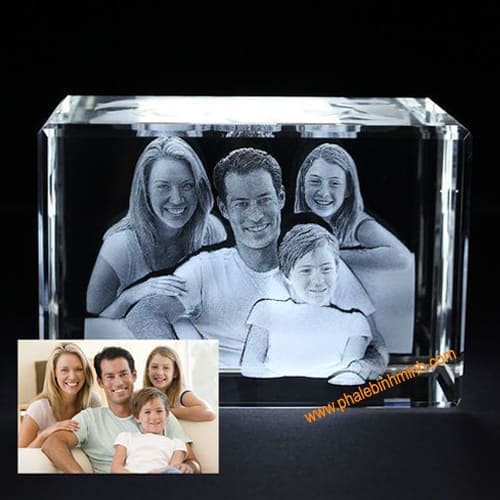 In ảnh gia đình lên khối pha lê 3D