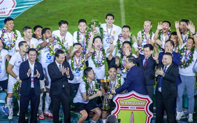 Màn nâng cúp lần đầu tiên trong lịch sử của Nam Định tại V-League 2023 - 2024