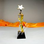 Cúp tennis sao kim loại thân vàng