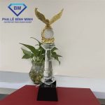 Cúp golf đại bàng chất liệu pha lê