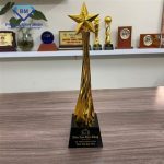 Cúp thân tháp sao kim loại