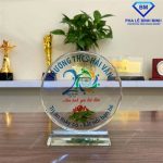 Kỷ niệm chương pha lê họp lớp