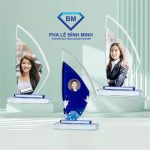 Giá kỷ niệm chương pha lê