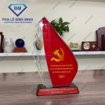 Xem ngay mẫu mới kỷ niệm chương pha lê